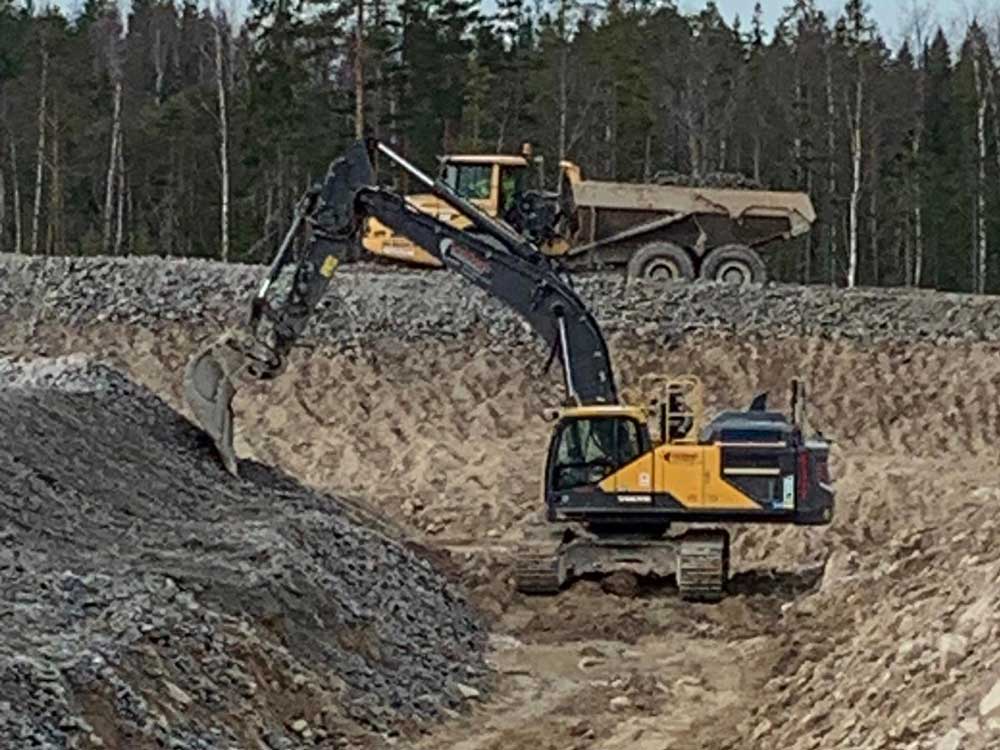 Westlunds entreprenad ute på jobb och gräver